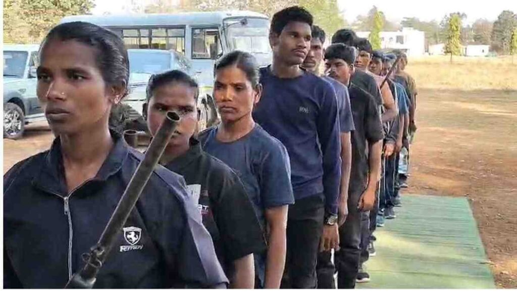 Sukma Naxal Surrender : सुकमा में माओवाद को बड़ा झटका 21 नक्सलियों ने किया आत्मसमर्पण, ₹76 लाख का था इनाम Sukma Naxal Surrender