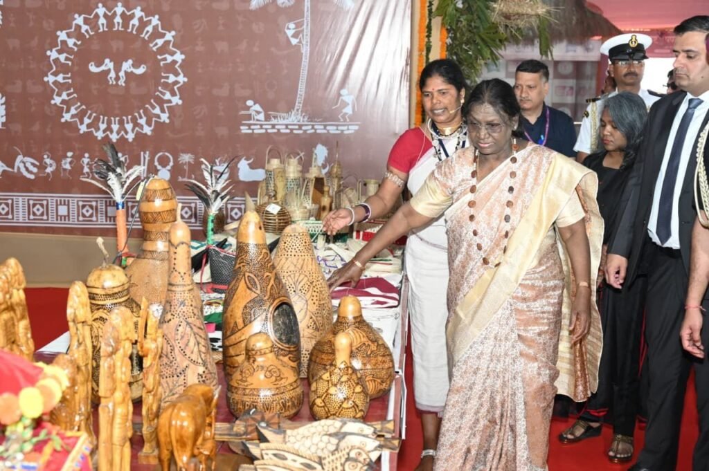 जनजातीय परंपराओं और संस्कृति पर आधारित भव्य प्रदर्शनी का राष्ट्रपति श्रीमती द्रौपदी मुर्मु ने किया अवलोकन.