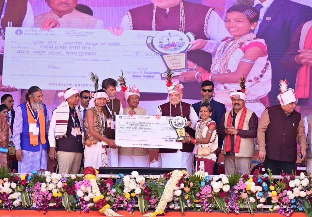 सुकमा के जनजातीय वेशभूषा ने बिखेरा जलवा….गृहमंत्री श्री अमित शाह और मुख्यमंत्री श्री विष्णुदेव साय ने किया सम्मानित.