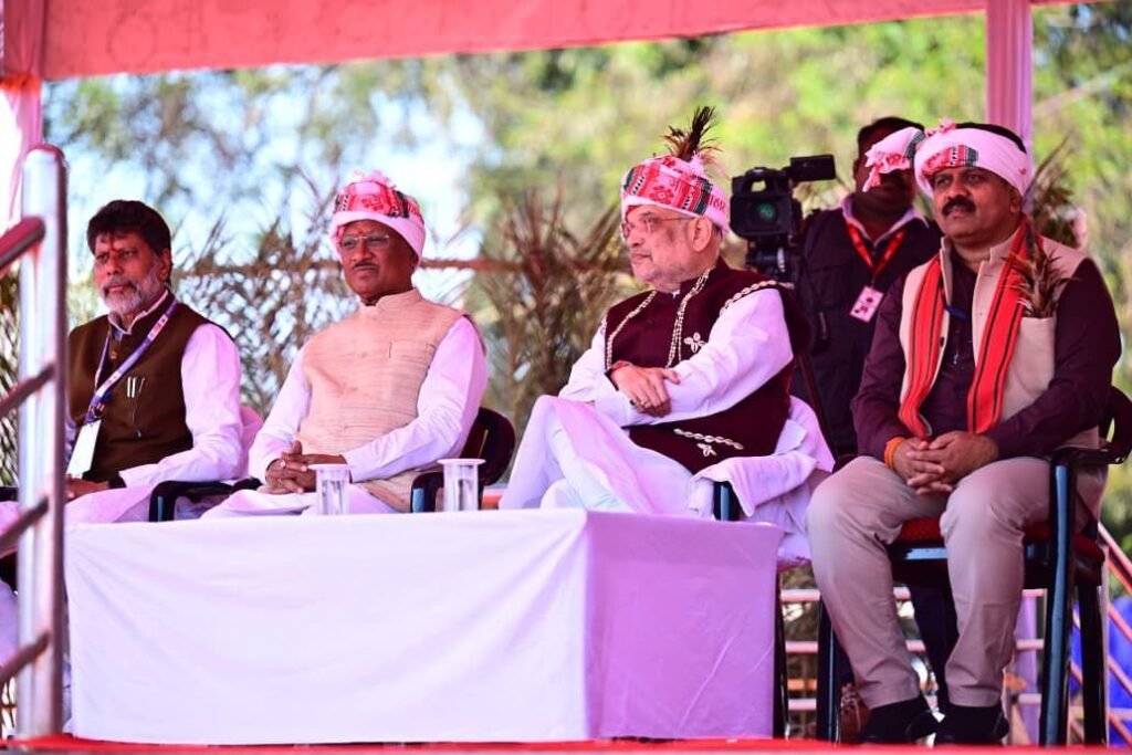 अमित शाह ने देखा बस्तर की जनजातीय विरासत का वैभव, विजेता दलों से मिलकर बढ़ाया उत्साह.