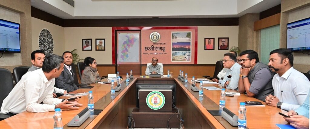 मुख्य सचिव ने मंत्रालय महानदी भवन में नवा अंजोर विजन@ 2047 मॉनिटरिंग पोर्टल की समीक्षा की.