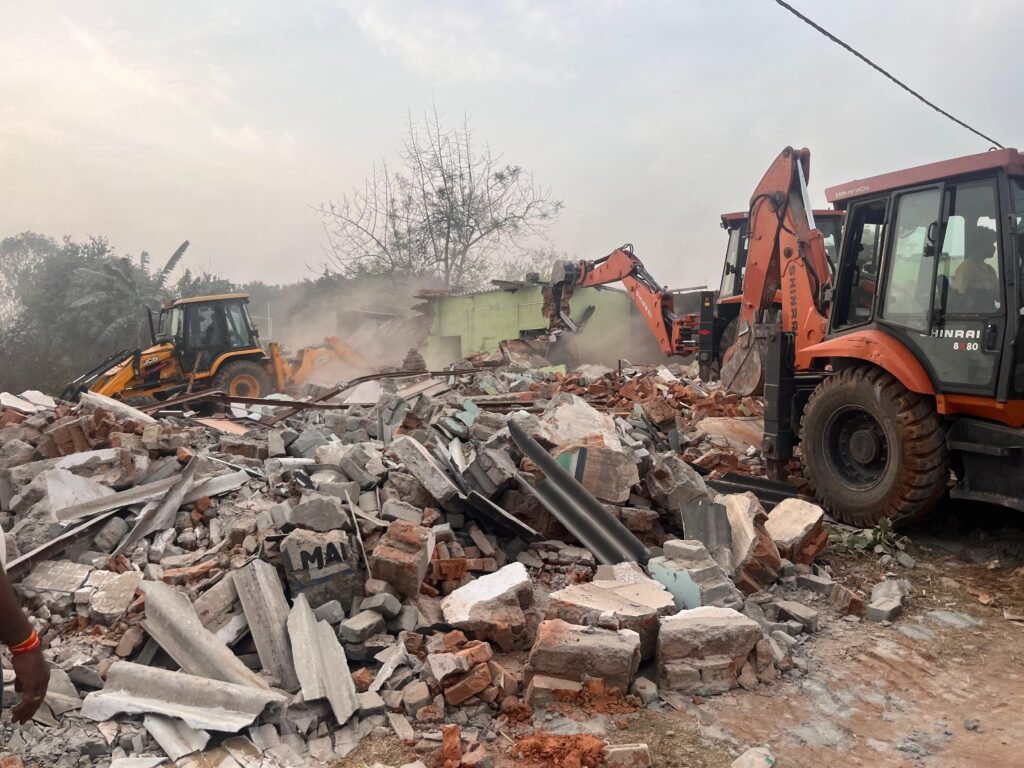 *ग्राम केंदाईख़ार में अवैध फ़ार्म हाउसों पर प्रशासनिक कार्रवाई, बेजा कब्जा हटाया गया*