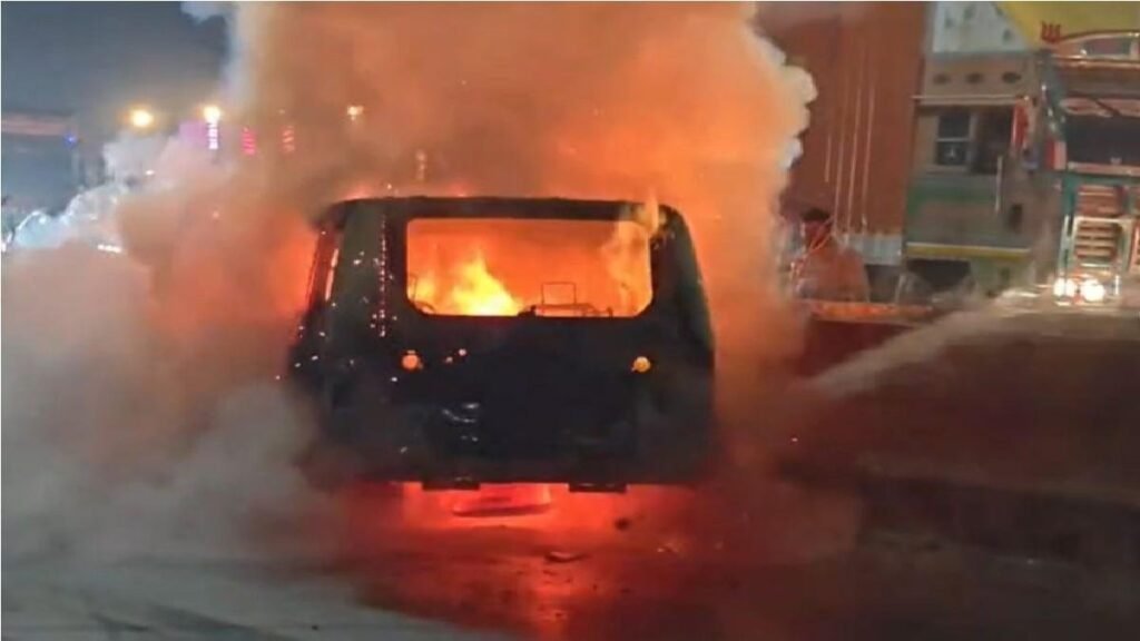 Raipur Braking News : रायपुर के तेलीबांधा में चलती कार बनी आग का गोला, सवारों ने कूदकर बचाई जान Raipur Braking News