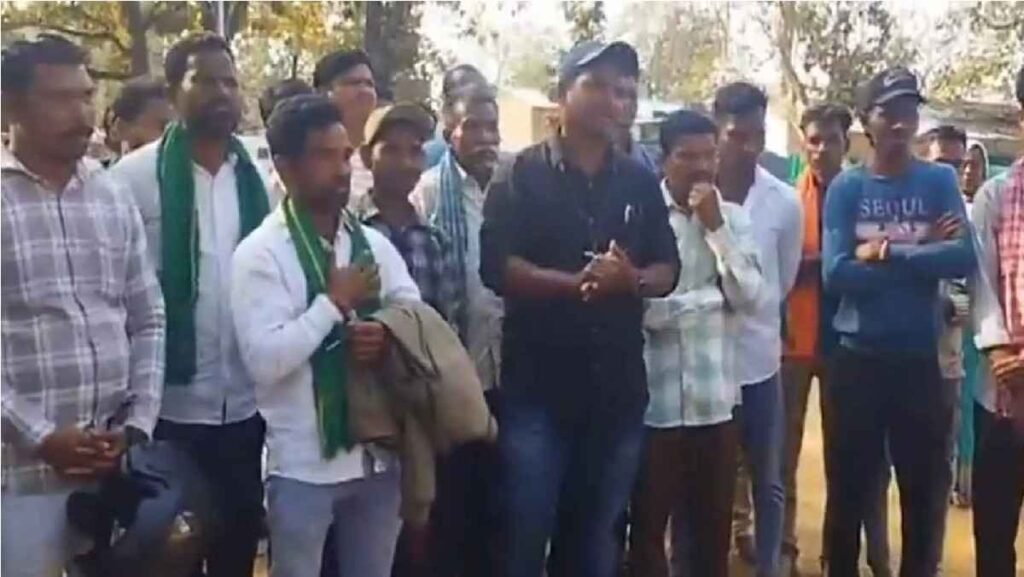 CG Naxalite News : ग्रामीणों का बड़ा एक्शन पूवर्ती में हिड़मा की याद में जुटे 80 बाहरी समर्थकों को खदेड़ा, सुरक्षा बल अलर्ट CG Naxalite News