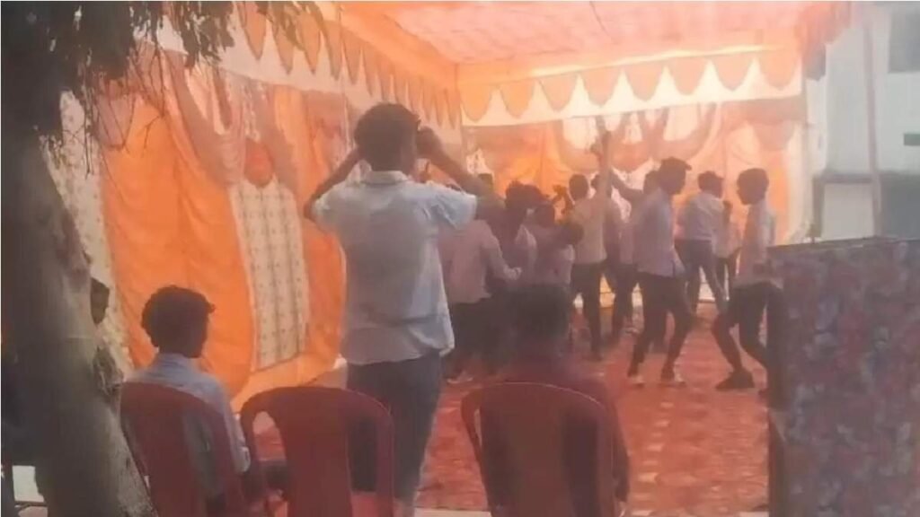 CG News : भोजपुरी गाने पर छात्रों के डांस से मचा बवाल, प्रिंसिपल सस्पेंड CG News