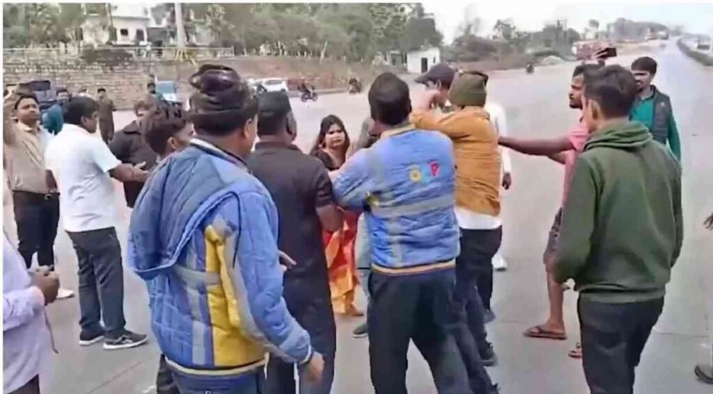 Sonbhadra Toll Plaza : टोलकर्मियों की गुंडागर्दी सोनभद्र में महिला वकील समेत 3 से की मारपीट, Video वायरल Sonbhadra Toll Plaza