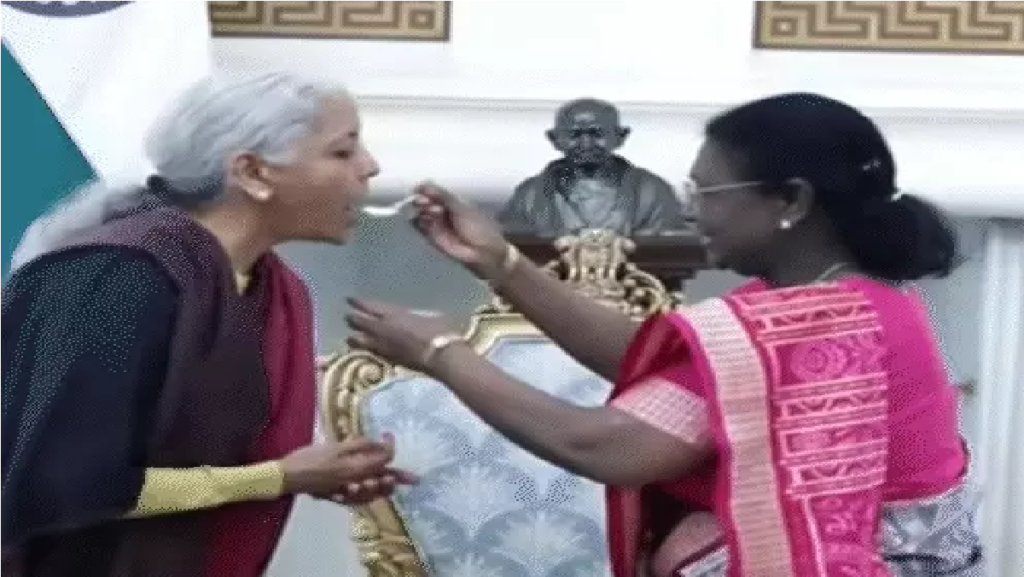 Draupadi Murmu News : बजट से पहले राष्ट्रपति भवन में द्रौपदी मुर्मू ने वित्त मंत्री निर्मला सीतारमण को दही-चीनी खिलाई Draupadi Murmu News