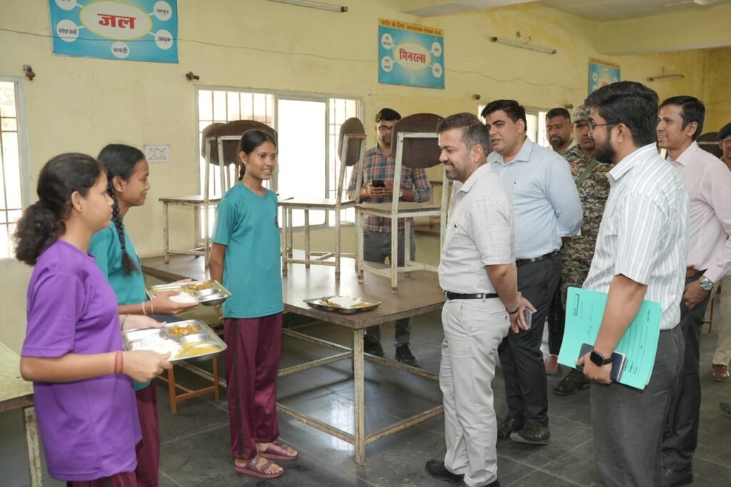 पीएम श्री एकलव्य आदर्श आवासीय विद्यालय का औचक निरीक्षण, शैक्षणिक व्यवस्थाओं का लिया जायजा