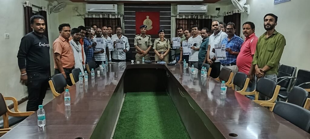 सजग कोरबा, सतर्क कोरबा” अभियान: टैक्सी चालकों को सुरक्षा का पाठ, अज्ञात बुकिंग पर विशेष सतर्कता बरतने की सलाह