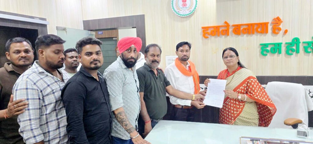आरटीओ कार्यालय के सामने संचालित दुकानों, ठेलों को यथावत रखा जाए या हटाने से पूर्व उनके विस्थापन की व्यवस्था की जाए – महापौर