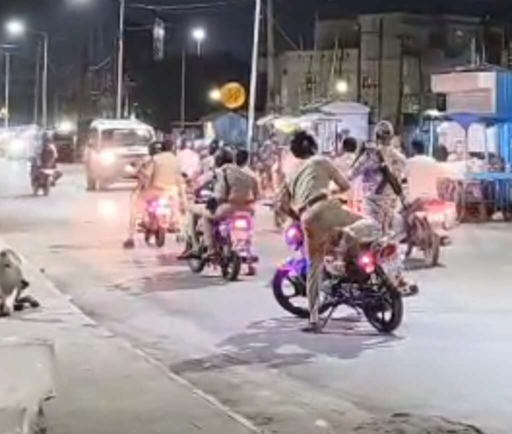 कोरबा में पुलिस का फ्लैग मार्च, सुरक्षा व्यवस्था का लिया जायजा इस दौरान एडिशनल एसपी लखन पटेल और डीएसपी आस्था शर्मा के नेतृत्व में पुलिस बल ने शहर के विभिन्न क्षेत्रों का भ्रमण किया। फ्लैग मार्च में पुलिस विभाग के अन्य अधिकारी एवं कर्मचारी भी बड़ी संख्या में शामिल रहे देखे विडियो।