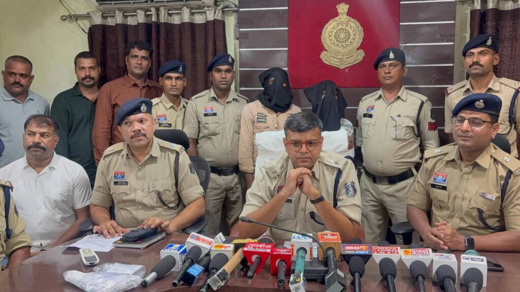 राज ज्वेलर्स लूटकांड का पर्दाफाश: जेल में बनी गैंग ने रची थी वारदात, दो आरोपी गिरफ्तार, मास्टरमाइंड अब भी फरार 100 से अधिक CCTV फुटेज, साइबर तकनीक और मुखबिर तंत्र की मदद से कोरबा पुलिस को मिली बड़ी सफलता।