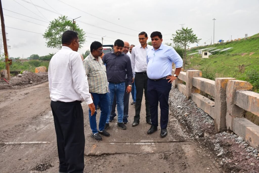 *निर्माणाधीन सड़कों का कलेक्टर ने किया स्थल निरीक्षण हर 15 दिन में मरम्मत कर सुगम आवागमन सुनिश्चित करने के निर्देश* *ध्यानचंद चौक से बजरंग चौक एवं रिसदा से रिसदी चौक तक निर्माण कार्य की गुणवत्ता और गति पर दिया जोर ढेंगुरनाला-बेलगिरी पुल का भी किया निरीक्षण।