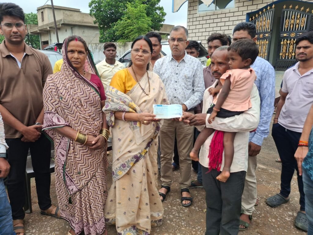 पीड़ित परिवार से मिली महापौर व आयुक्त, बधाया ढाढस, हरसंभव सहयोग का दिलाया भरोसा, दिया 01 लाख रू. की अनुग्रह राशि चेक ।