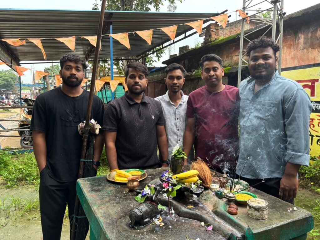 *लिंगेश्वर महादेव मंदिर के समीप बजरंग समिति तुमान ने किया प्रसाद वितरण।*