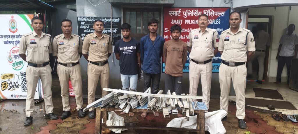 *कोरबा में चोरों का खेल खत्म! मिनीमाता कन्या महाविद्यालय में हुई दो बड़ी चोरियों का पर्दाफाश, तीन आरोपी गिरफ्तार।*