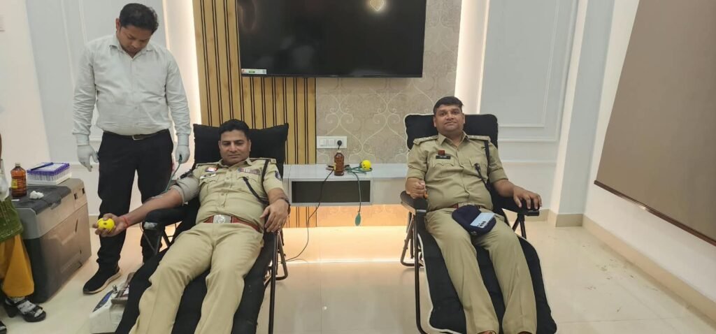 *साइबर चौपाल में जागरूकता का संदेश, रक्तदान कर पुलिस अधिकारियों ने पेश की मानव सेवा की मिसाल।*