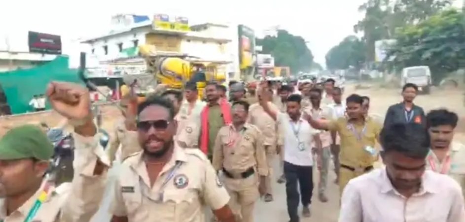 *गांजा बरामदगी मामले में ड्राइवर संगठन का प्रदर्शन, पैदल मार्च कर एसपी-कलेक्टर कार्यालय पहुंच।*